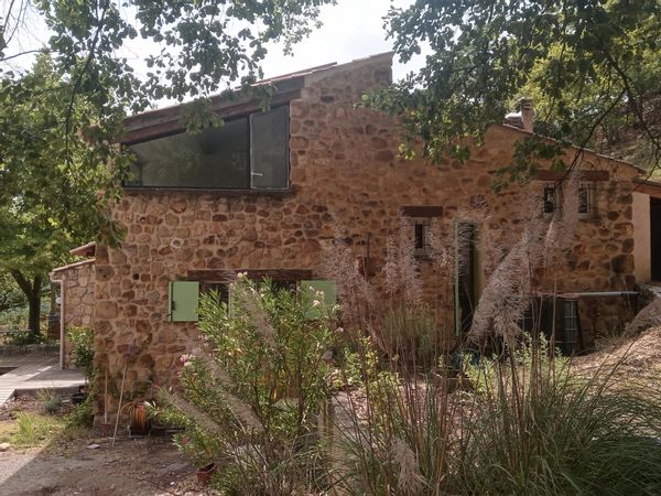Jolie maison provençale en pierre dans une ecrin de verdure