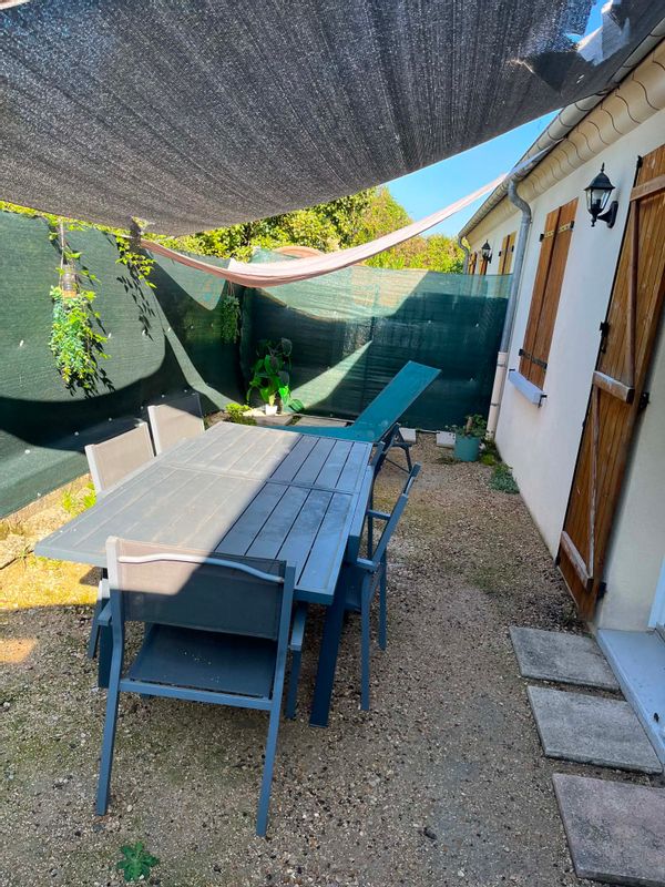 Petite maison mitoyenne 2 chambres + extérieur dans charmant village de Picardie au cœur des vignes.