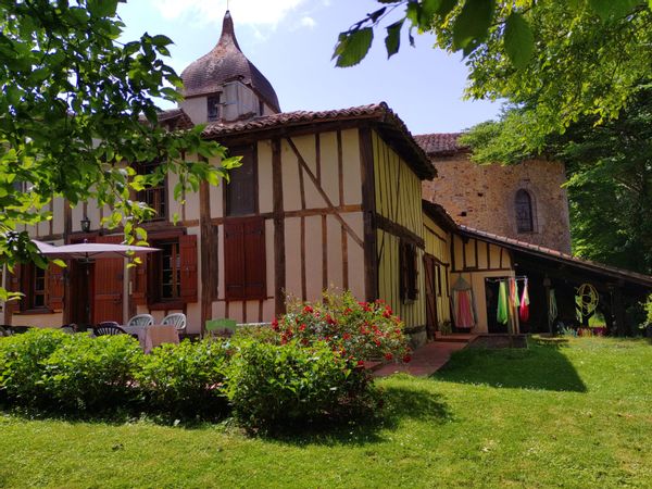 Ancien Presbytère, belle maison à colombages, située dans le sud ouest de la France (Gers).
