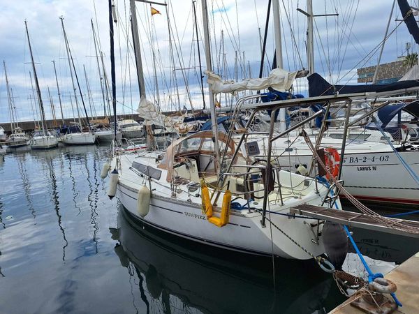 Voilier dans le port de Badalona