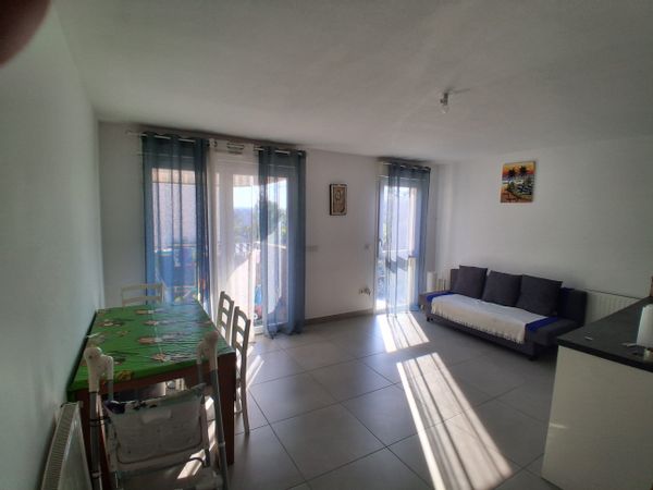 Appartement dans résidence calme avec ascenseur et proche de tous commerces à pied.
