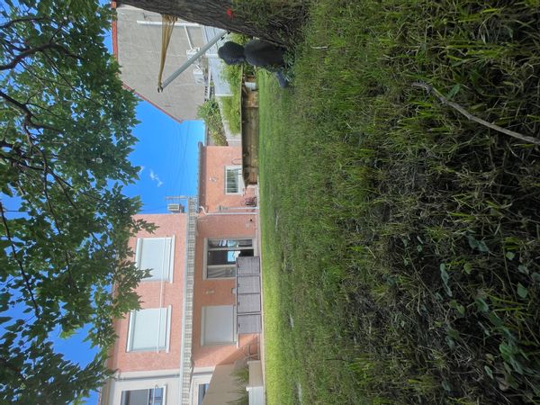 La maison d’Aurélie propose 2 chambres (2  lits doubles)  avec jardin a seulement 10 min du centre.