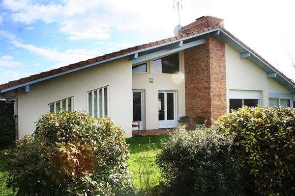 La maison de Corinne est une grande villa-atelier à 500 mètres du centre du village et du lac