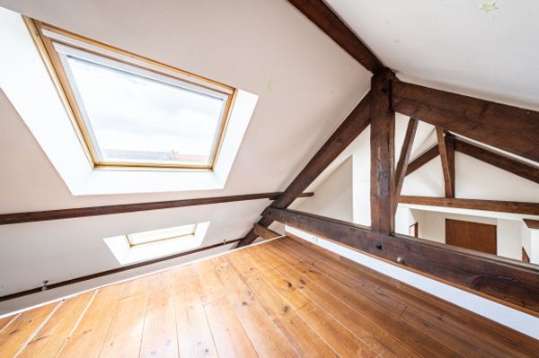 Appartement type loft 1 chambre fermée Un très grand séjour salon cuisine de 60m2 Bureau mezzanine