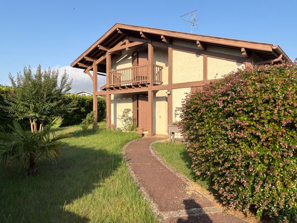 La maison de Mikael se trouve dans un quartier calme et arboré à 10 minutes des plages des Landes.