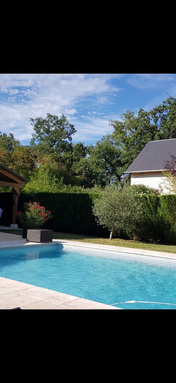Ancienne ferme rénovée avec piscine, environnement campagne a 2 pas de Bourges