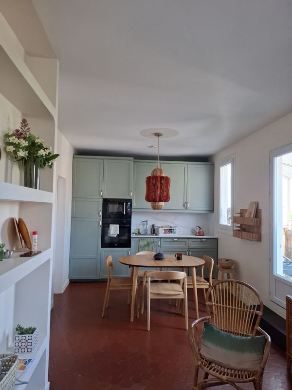 Appartement fraîchement rénové de 2 chambres, terrasse, vue sur Marseille et la Bonne-Mère