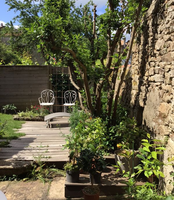 Maison rénovée avec jardin, chaleureuse et idéalement située en hyper-centre de Bressuire