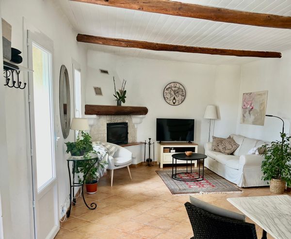 Petite maison dans hameau authentique au pied des voies vertes pour cyclisme et randonnée.
