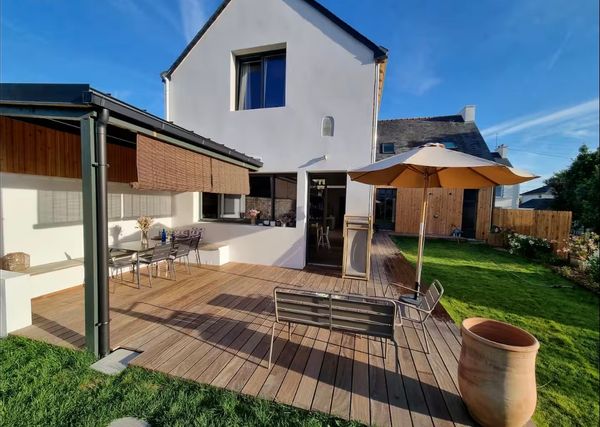 Vannes. Maison familiale rénovée . 5 min du port . Jardin . Terrasse . Douche extérieure et portique
