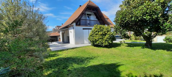Villa climatisée avec jardin clos et grandes terrasses à Pau, porte des Pyrénées.
