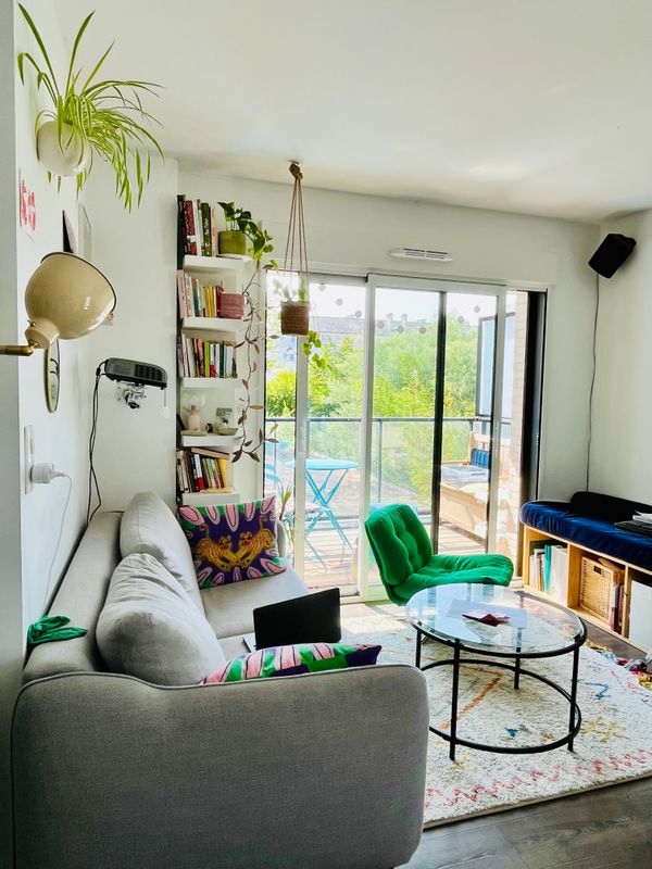Appartement T2 avec jolie terrasse aménagée.  A 2 arrêt de métro de la gare.  Quartier calme.