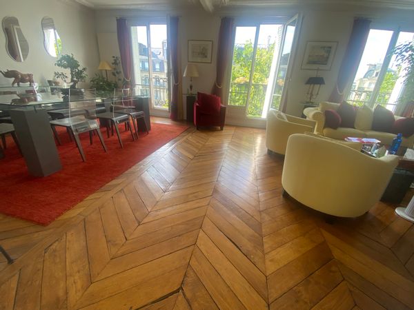 Appartement 120m2, 5eme étage ascenseur, 3 chambres, grand balcon, à côté du parc Monceau