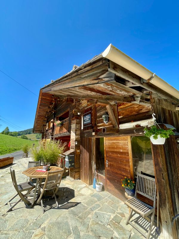 Habitation sous les toits d’une ancienne ferme haute-savoyarde à 1200 mètres d’altitude.