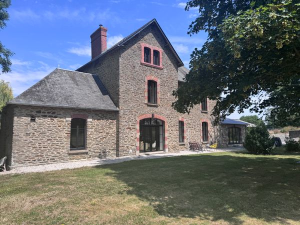 Maison de caractère Normande au milieu des chevaux