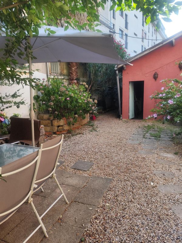 Le studio est située dans le centre ville de Bergerac dans une maison du 18e siècle pleine de charme