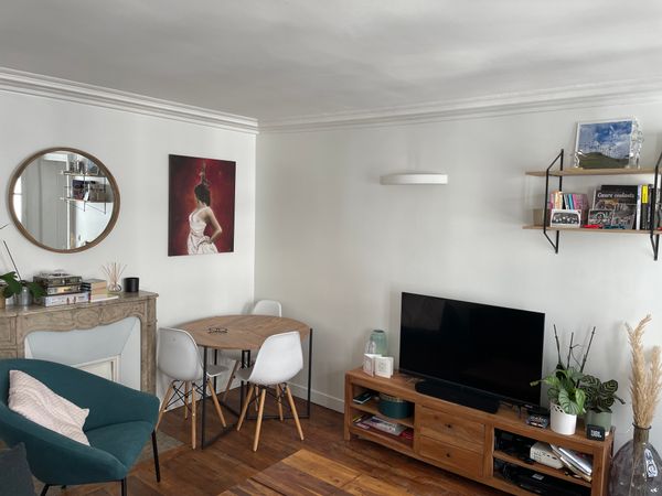 Joli T2 de 40m2. Il est situé au centre de Paris à deux pas de la rue St Anne, Paris 2ème.