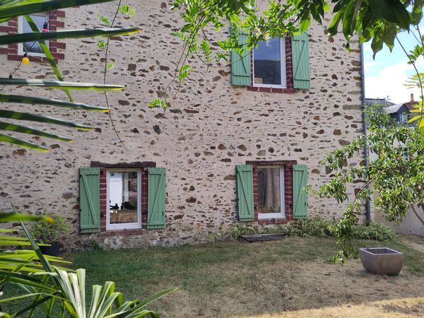 La maison à la campagne avec petit jardin