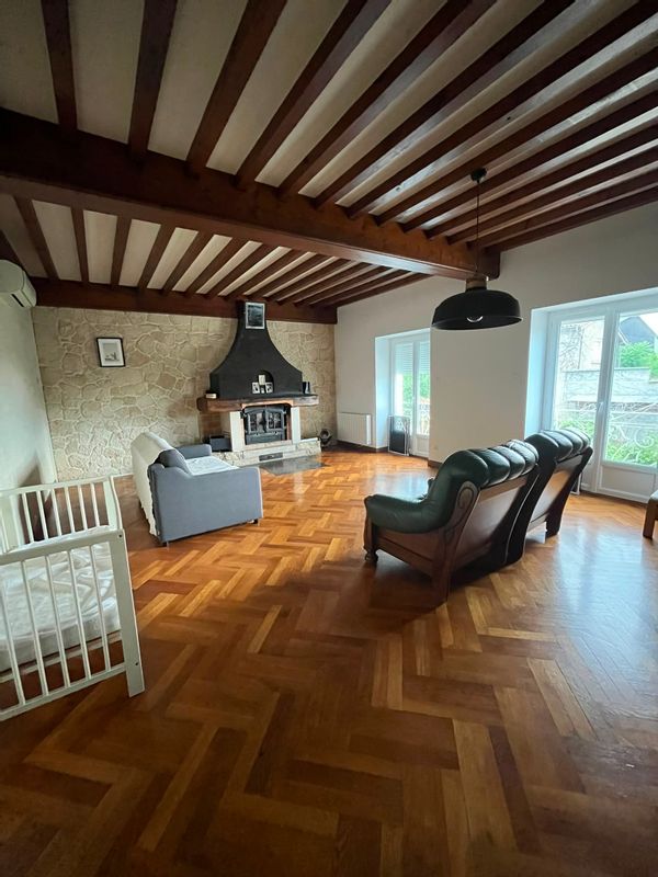 La maison entre le Beaujolais et le Maconnais, proche des vignes, des commerces et des transports.