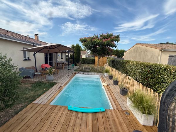 Maison familiale de 117 m² avec jardin clos de 800 m², piscine privée et tout le confort.