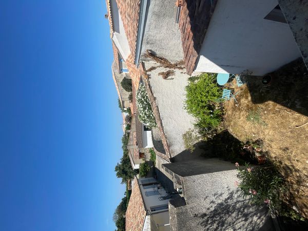 Maison familiale, simple et confortable. Prches commerces et plages (10mn à vélo). très calme.