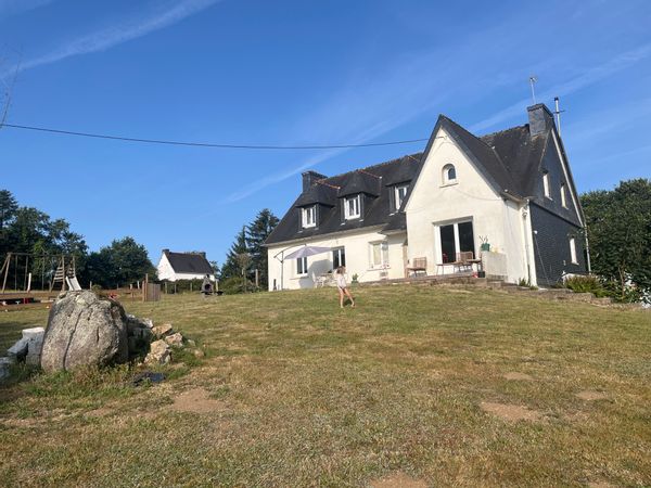 Un havre de paix au cœur de la Bretagne : nature, animaux et tranquillité.