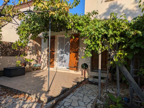 Maison indépendante à 1 étage, petite piscine, résidence sécurisée, proche des transports en commun