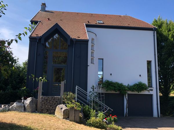 Maison d’architecte lumineuse, spacieuse dans quartier calme entourée de prés et de vignes