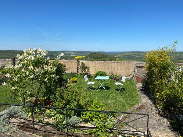 Maison sur les remparts avec jardin et coucher de soleil