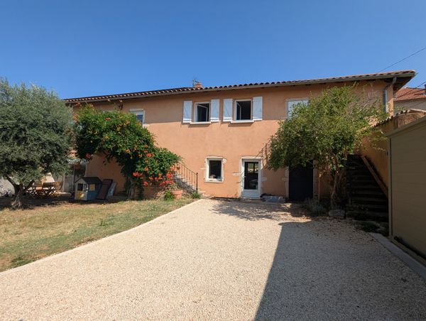 Maison de campagne familiale, entre Lyon, la Dombes et le Beaujolais.