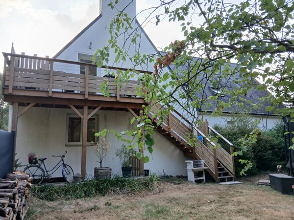 Logement indépendant avec terrasse pour un accès direct au jardin à l'étage de notre maison