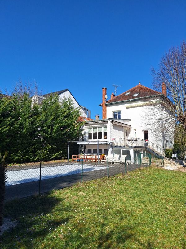 Belle maison familiale,  piscine, billard et BBQ