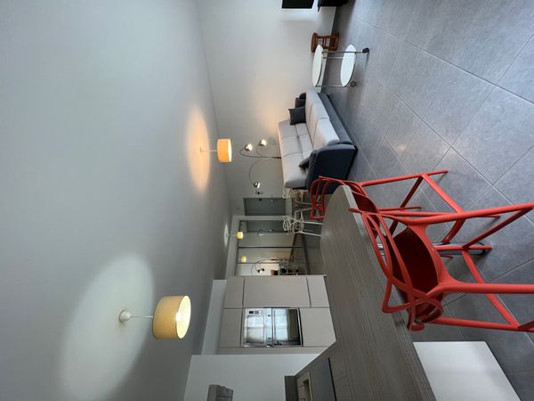 Appartement lumineux avec terrasse dans un immeuble sécurisé. Emplacement idéal proche du centre.