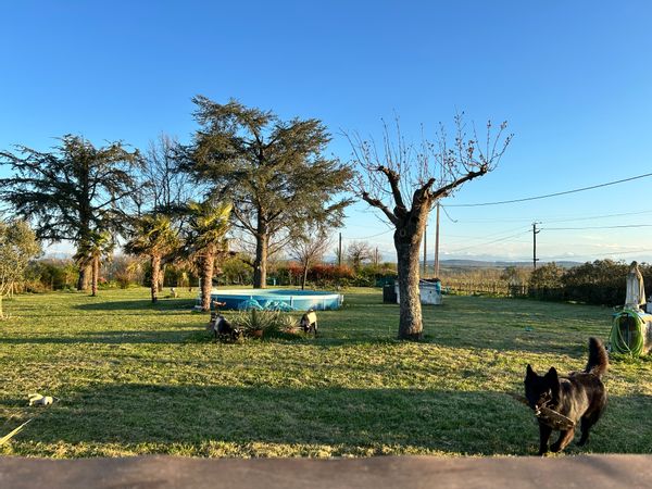 Maison à la campagne, vue panoramique sur les Pyrénées.