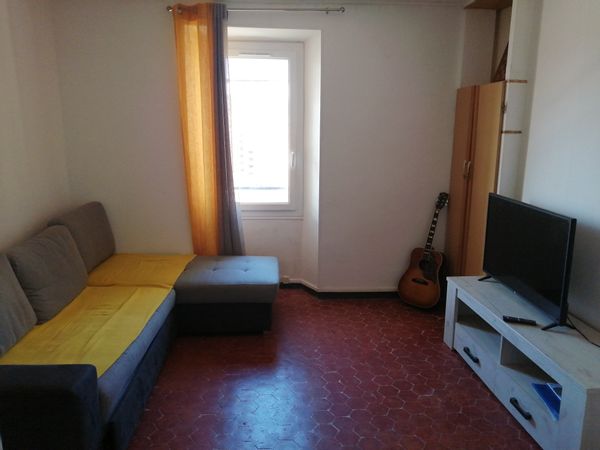 Bienvenue à l'Estaque! Charmant duplex climatisé à proximité des commerces et de la côte bleue.