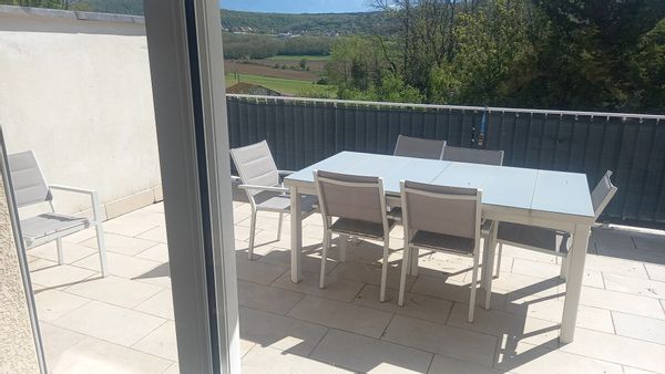 Superbe duplex exposé plein Sud, avec grande terrasse, vue sur la nature et le Revermont du Jura.