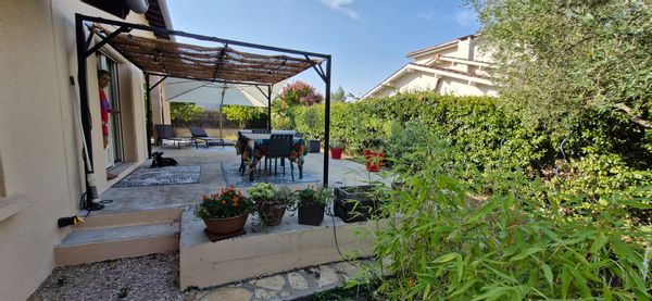 Maison contemporaine de plain pied avec spa et jardin aux portes de Toulouse dans un quartier calme.