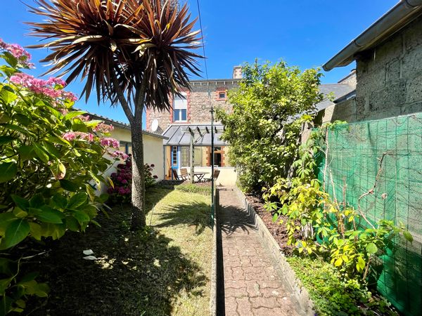 Maison de   trois chambres avec un petit jardin arboré  dans le centre de Paimpol.