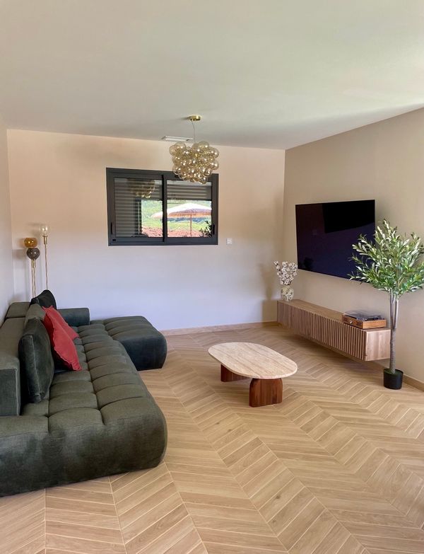Maison neuve de 2026, réalisé par nos soins de À à Z.  Clim/piscine/grand jardin!!
