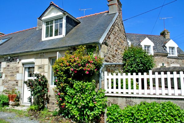Petite maison  située à 800 m de la mer , à 10 mn de l'embarcadère de Bréhat et de Paimpol.