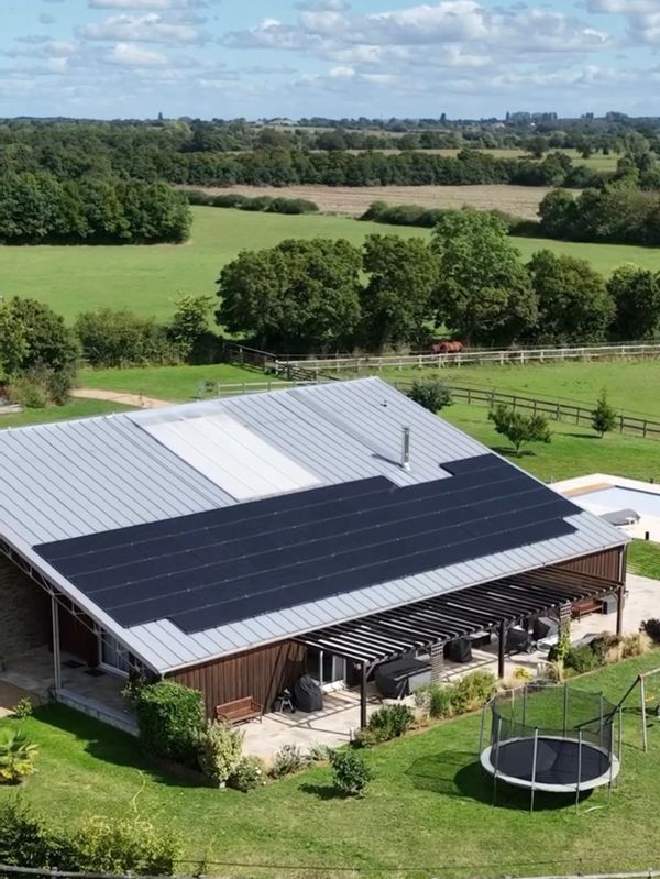 Exceptionnel loft de 800m2,  grande piscine chauffée, sur  10 hectares clos de lisses avec chevaux.