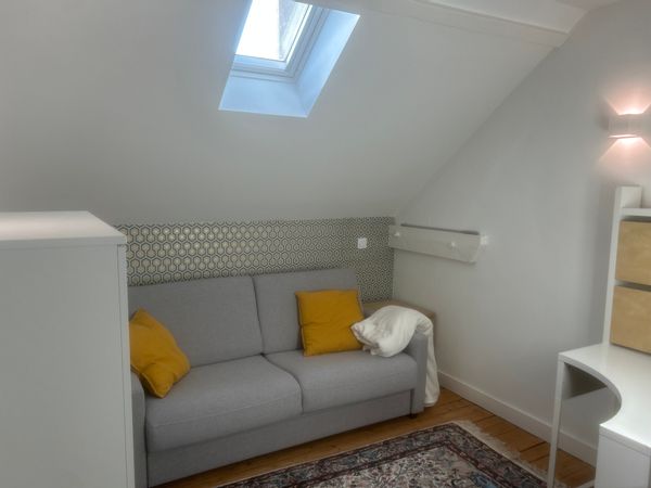 Charmante studette meublée de 11m2, calme et confortable, située au 4eme étage, en plein centre.