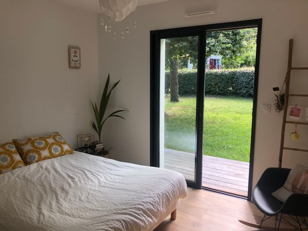 Notre maison est située en bord de la forêt , au cœur d’un quartier très calme..
