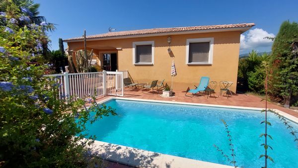 Maison proche de la mer , avec piscine