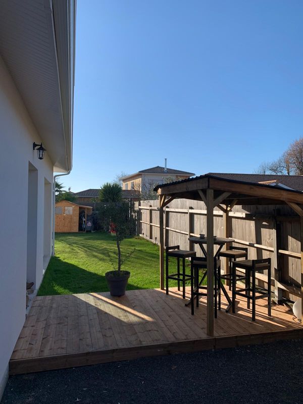 Villa neuve située à Andernos les bain, dans un quartier calme, piscine chauffée et terrasse bois.