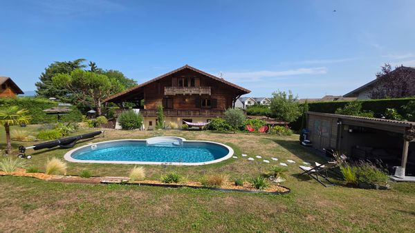 Chalet familial avec piscine et jardin, proche de Genève, du lac Léman et des montagnes.