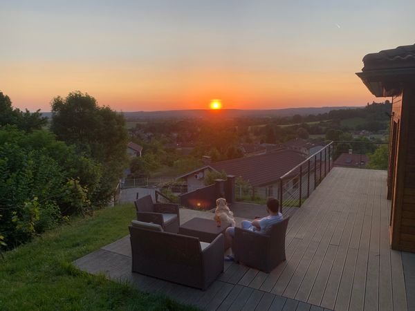 Maison bioclimatique en bois en lisière de forêt au calme absolu avec vue sur le coucher de soleil
