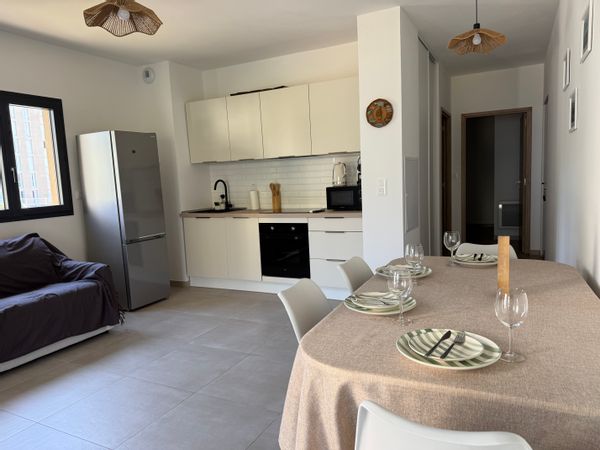Appartement neuf de 45 m² avec terrasse, parking privé, ascenseur et résidence sécurisée. pour 4 per