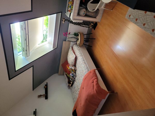 Petite chambre pour halte de quelques jours avec salle de bain à disposition.