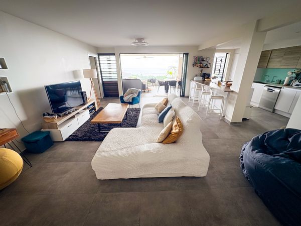 Bel appartement contemporain de standing dans une résidence calme et sécurisée à l'entrée de Papeete